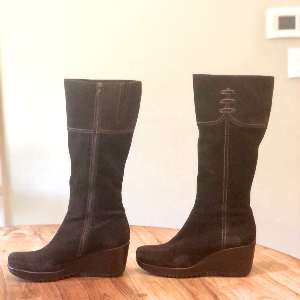 La Canadienne brown suede boots